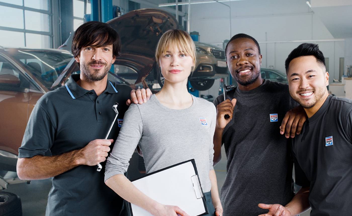 Personal i verkstad som håller olika verktyg, från Bosch Car Service