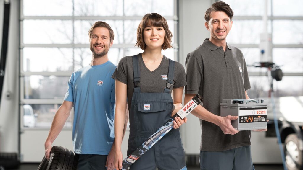 Personal som håller i originaldelar från Bosch