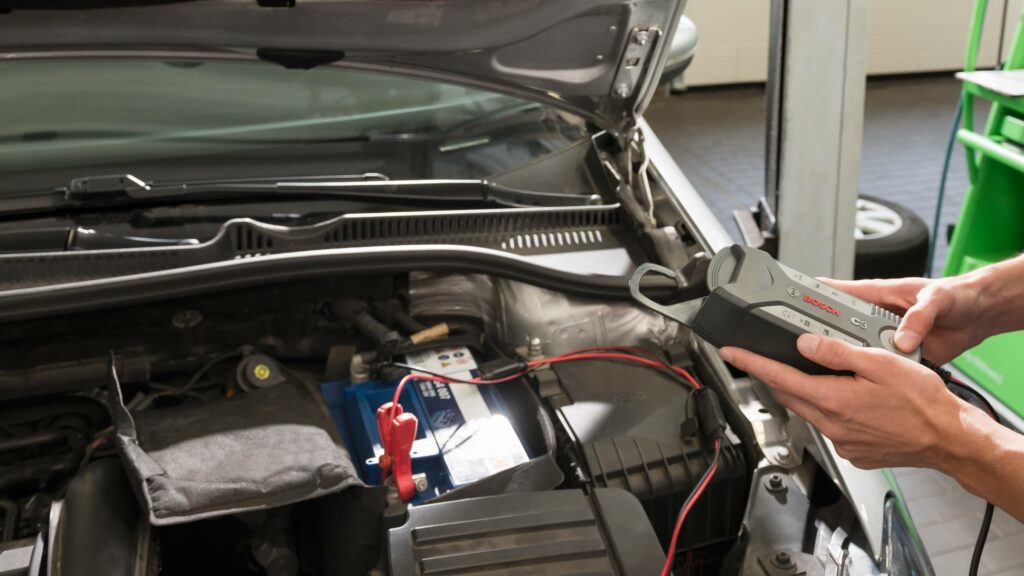 Batterikontroll på bil i verkstaden Diesel-Månsson i Kristianstad
