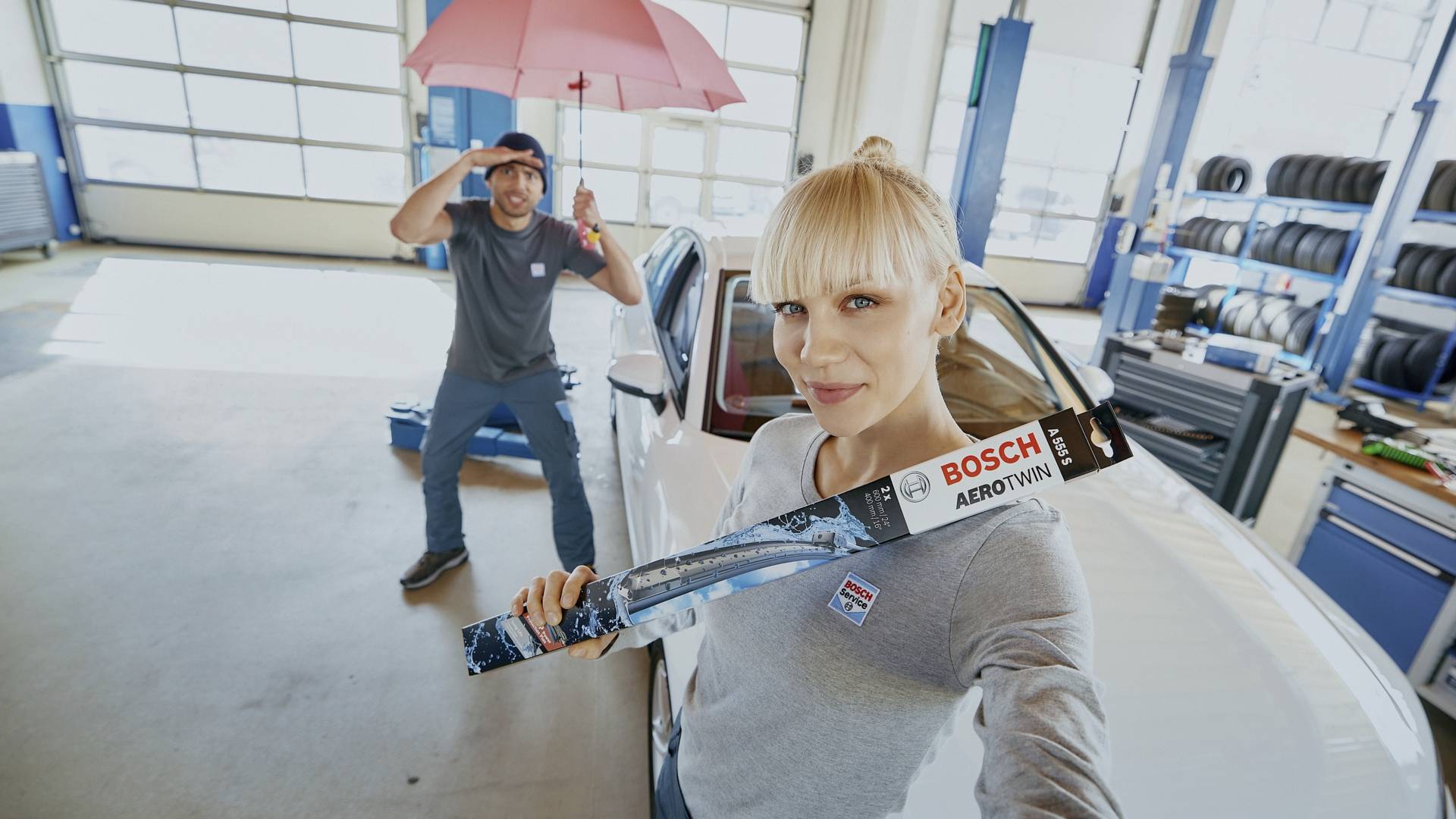 Personal i bilverkstad som visar upp Bosch originaldelar